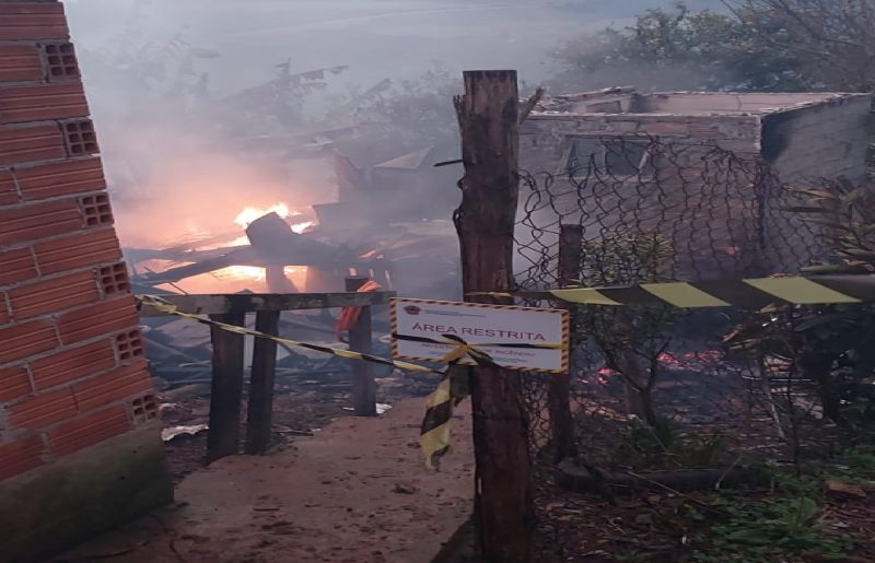 Imagens do incêndio que causou a morte de uma senhora de 96 anos em Videira neste sábado (25)