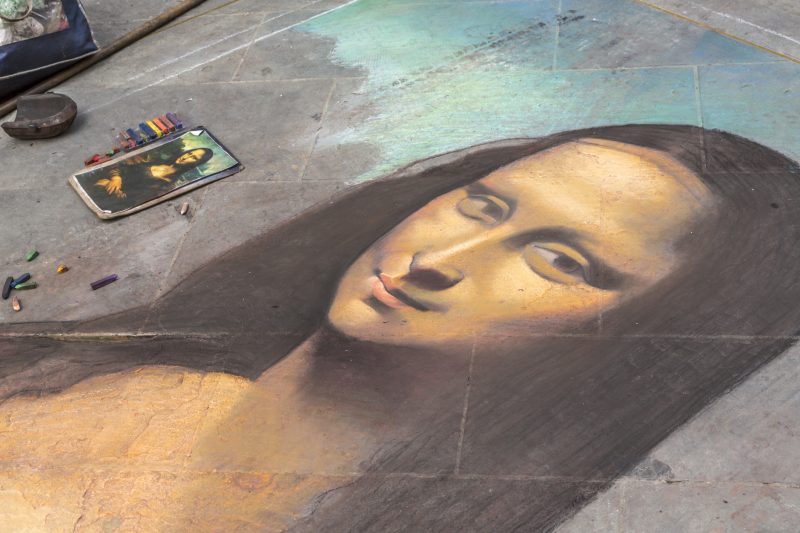 Recriação com giz da obra de arte Mona Lisa, de Leonardo da Vinci