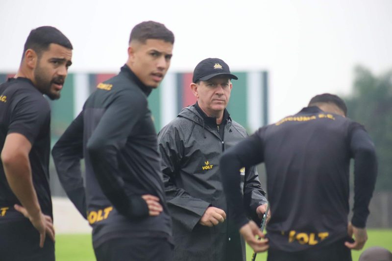 Criciúma x Atlético-GO deve ter mudança na equipe de Cláudio Tencati