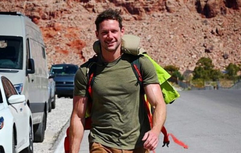 Ator Johnny Wactor aparece andando com mochila durante atuação em séries como "Westworld" e "Mentes Criminosas"