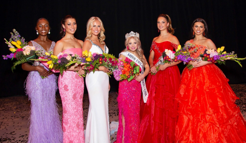 Seis mulheres uma ao lado de outra usando vestidos brilhantes de miss para ilustrar matéria sobre jovem americana que se tornou miss