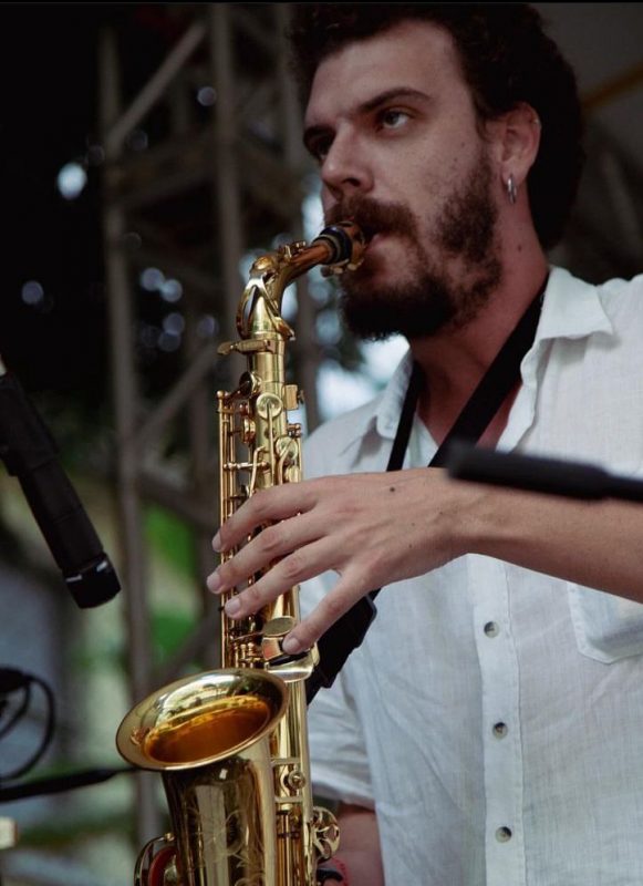 O saxifonista Julio Leduc se junta ao baixista Trov&atilde;o Rocha e ao baterista Ricardo Brand&atilde;o para uma sess&atilde;o de jazz nervoso do projeto O P&aacute;ssaro Vermelho – Foto: Divulga&ccedil;&atilde;o