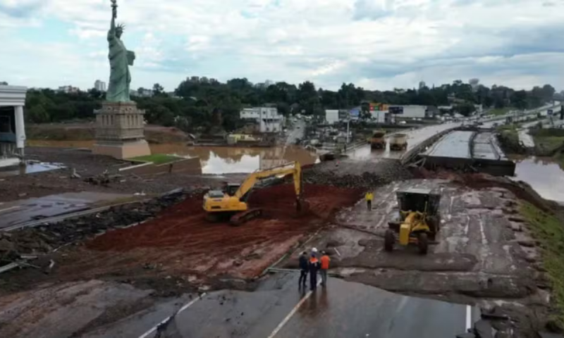 Em Lajeado, maquin&aacute;rio enviado por Blumenau deve ajudar na limpeza das vias – Foto: Defesa Civil do RS/Reprodu&ccedil;&atilde;o/ND