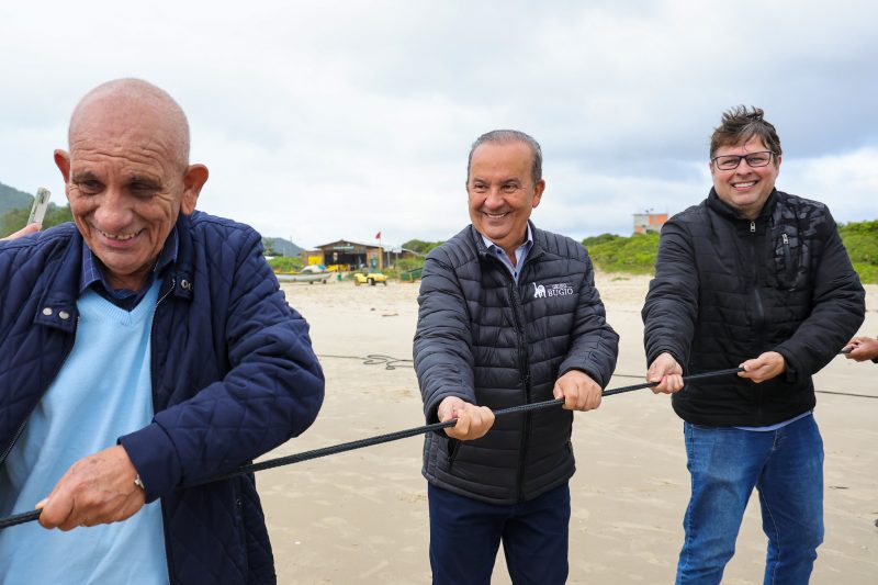 Governador Jorginho Mello, acompanhado do secret&aacute;rio da Aquicultura e Pesca, Tiago Bolan Frigo, participam de lan&ccedil;o de tainha na Barra da Lagoa na manh&atilde; desta quarta-feira (22) – Foto: Roberto Zacarias/SECOM/ND