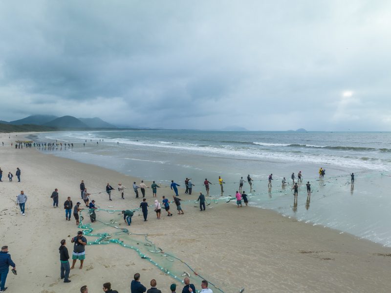 Lan&ccedil;o de Tainha mobilizou mais de 20 pescadores – Foto: Jonat&atilde; Rocha/SECOM/ND