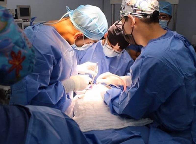 Médicos em cirurgia para retirar larvas de boca de mulher 