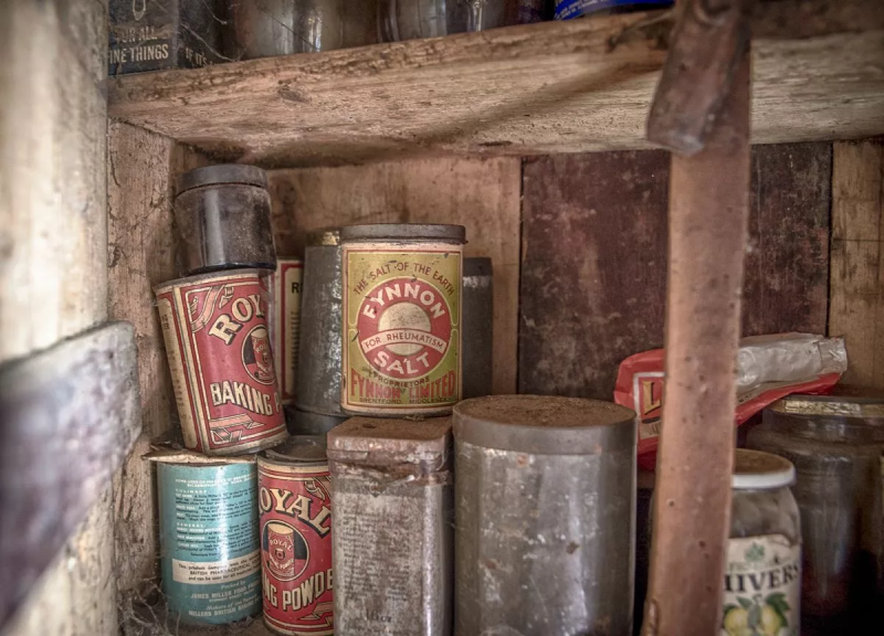 Latas centen&aacute;rias de comida permanecem fechadas nas prateleiras – Foto: Abandoned NI/Triangle News/Divulga&ccedil;&atilde;o