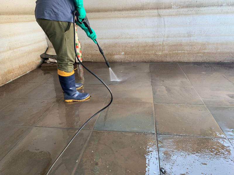 Luciano e sua família recorrem a um lava-jato para limpar a sujeira e o cheiro deixados pela enchente