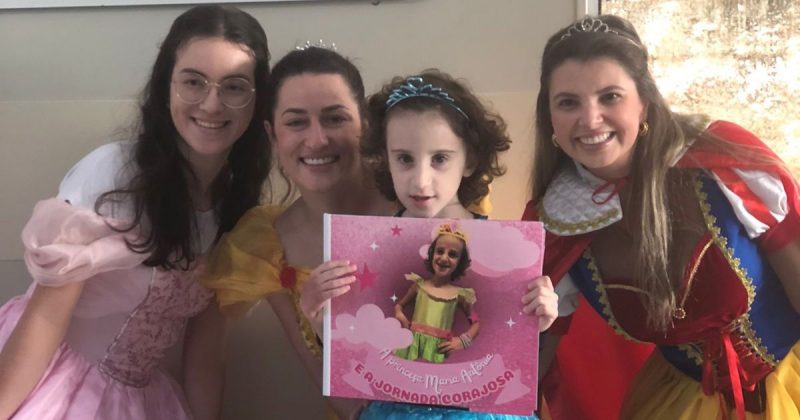 Maria, as funcionárias do hospital e o livro de princesas personalizado