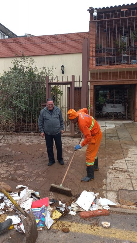 Luiz Carlos acompanha a limpeza da cal&ccedil;ada, no bairro Menino Deus, em Porto Alegre – Foto: Vivian Leal