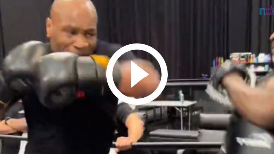VÍDEO: Mike Tyson mostra agilidade no treino para luta com Jake Paul