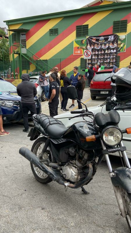 P&uacute;blico e lutadores em frente ao gin&aacute;sio onde seria o evento – Foto: Arquivo Pessoal/ND