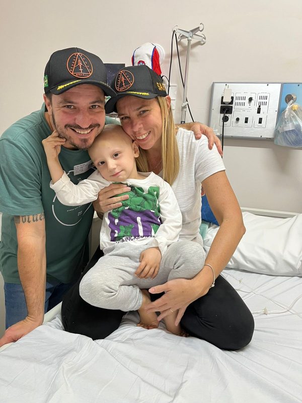 Pais de Arthur com ele em quarto de hospital 