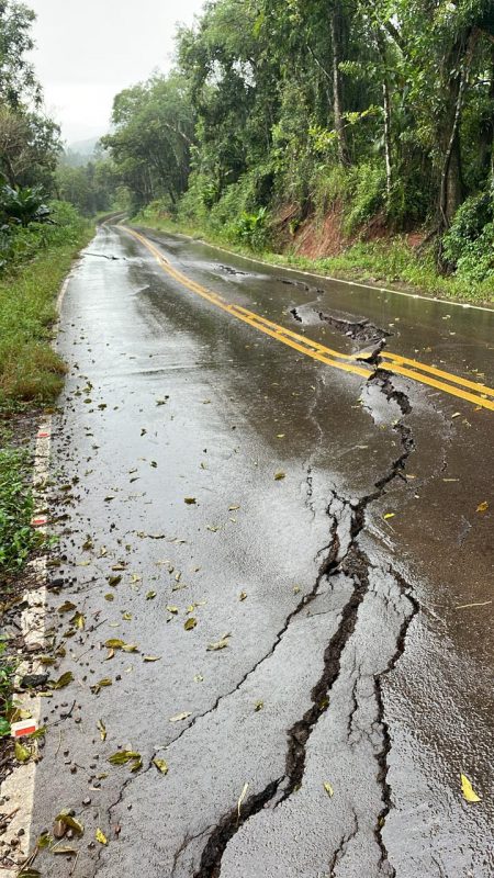 o &uacute;nico acesso alternativo, pela cidade ga&uacute;cha de Mampituba, tamb&eacute;m corre risco de deslizamento – Foto: Divulga&ccedil;&atilde;o/ND