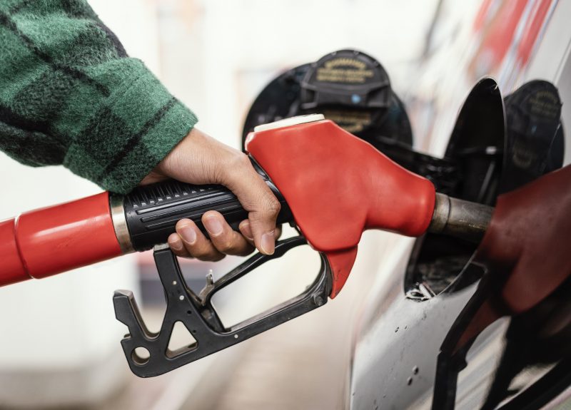 um dos erros mais comuns de carros ocorre quando gasolina é abastecida como na foto