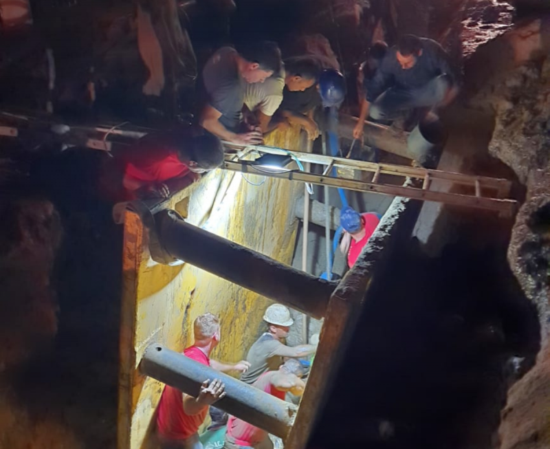 homem soterrado dentro de escavação