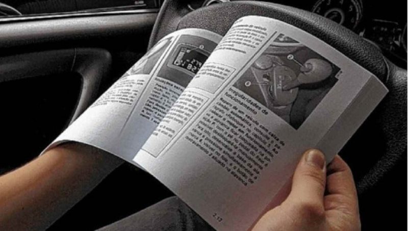 na imagem aparece o manual do carro com dicas importantes sobre o veículo