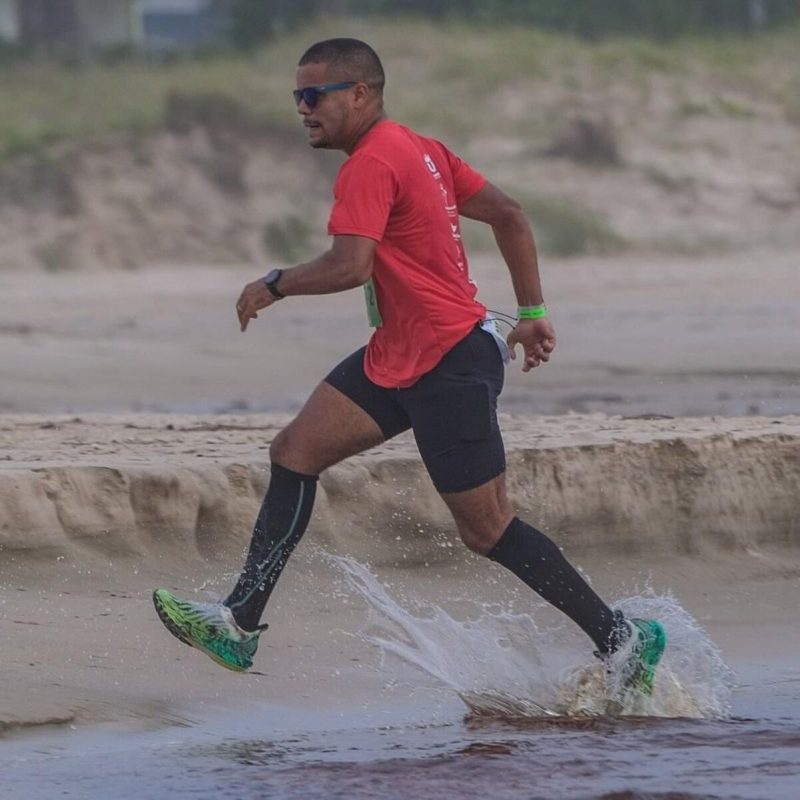 maratonista gabriel jaques correndo na praia