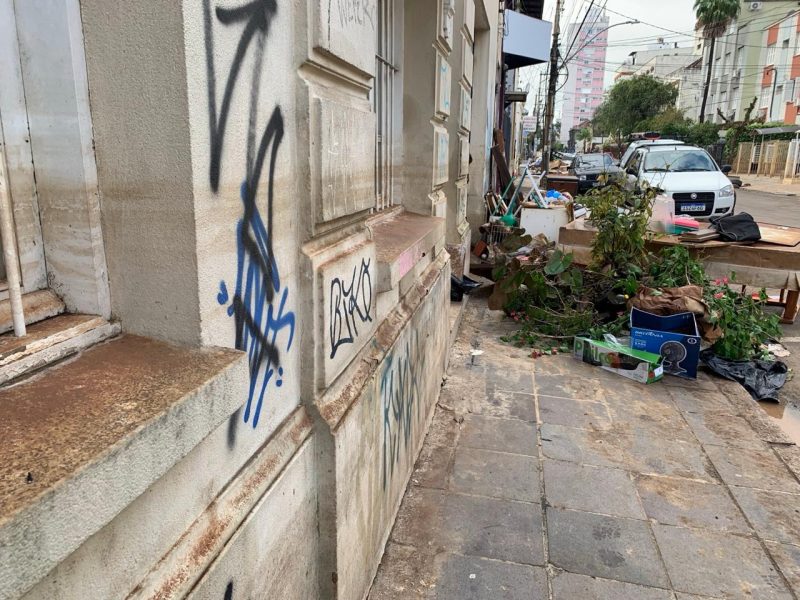 Marca de água em um prédio ao lado, na Cidade Baixa, bairro de Porto Alegre