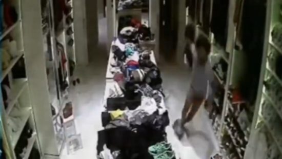 Filho do lateral Marcelo posta vídeo do pai caindo em seu closet e viraliza