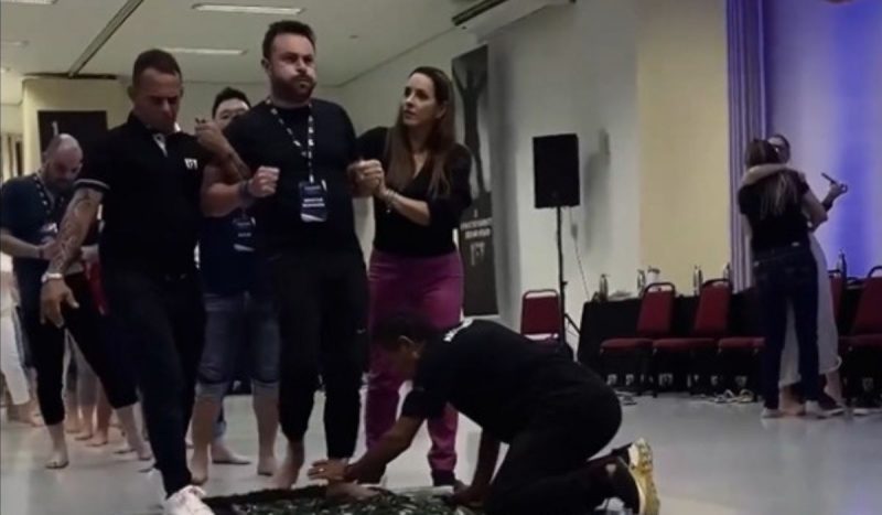 Print do vídeo do deputado Marcius Machado andando sobre cacos de vidro