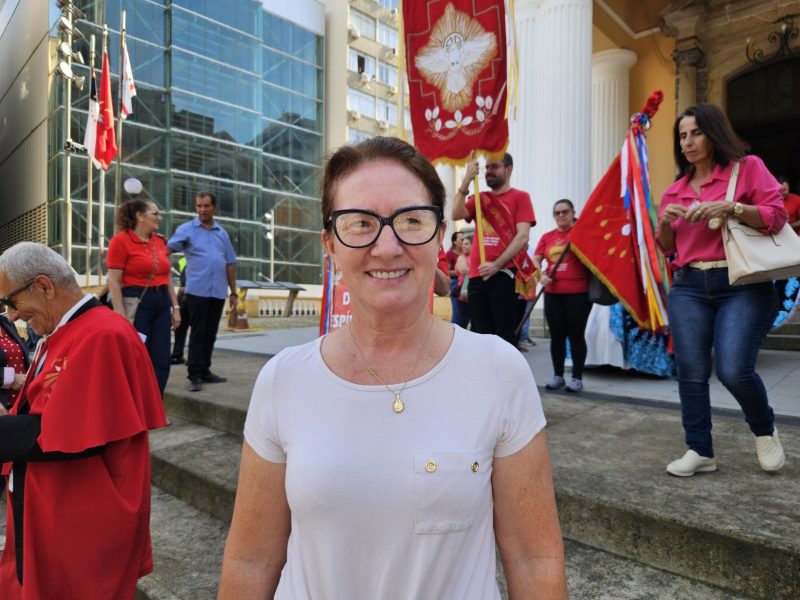 Marli Radin, de Conc&oacute;rdia, ainda n&atilde;o conhecia a Festa do Divino – Foto: Reprodu&ccedil;&atilde;o/ND