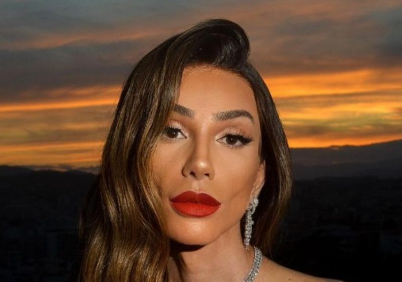 Na imagem influenciadora Maya Massafera aparece com brincos e colares brilhantes