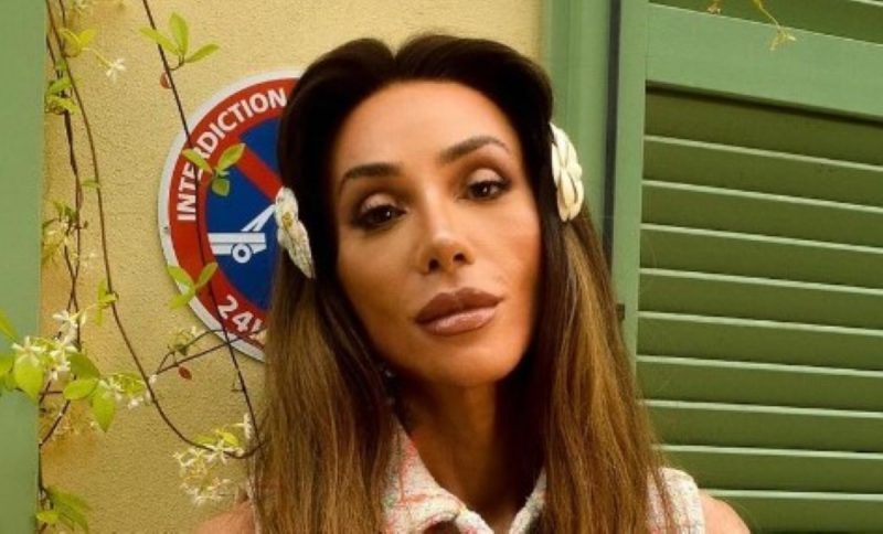 Na imagem influenciadora Maya Massafera aparece com uma tirara na cabeça e na frente de uma janela