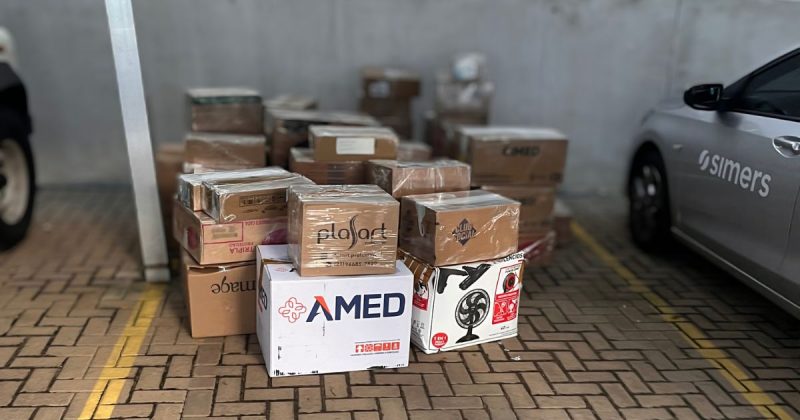Na foto, caixas de remédios doadas pelo voluntário