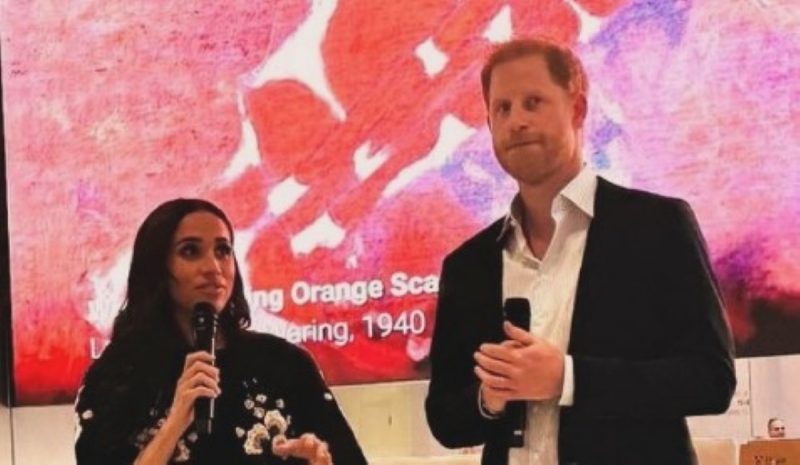 Duquesa de Sussex em palestra com Príncipe Harry em evento