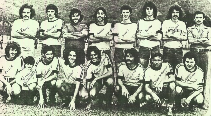 Na foto, a equipe do Praia Som, do Bairro Jo&atilde;o Paulo, aqui na Capital,&nbsp; em um jogo realizado diante do Bandeirantes, no seu campo localizado no Ribeir&atilde;o da Ilha no ano de 1970. Em p&eacute;: Ireno, Valcioni, Jamir, Amaro, Beto (Fidel), Jairo, Dejair e Vilmar. Agachados: Bulla, mascote, Nereu, Nilzon, Ademir Est&aacute;cio, Luiz Godinho, Cesar do Casinho e Ademir. – Foto: (Acervo Telmo Cunha/Valcioni Homem/ND)