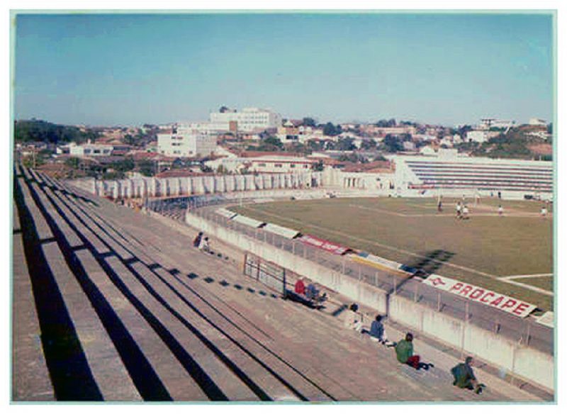 Na d&eacute;cada de 1970, o Scarpelli passou por uma grande reforma. As arquibancadas de concreto substitu&iacute;ram as met&aacute;licas. O est&aacute;dio se modernizava para receber jogos do Figueirense de import&acirc;ncia no Campeonato Nacional. Foi uma contrapartida – negociada na Assembleia Legislativa de SC com o ent&atilde;o Governo Estadual para &ldquo;compensar&rdquo; a doa&ccedil;&atilde;o do ent&atilde;o Campo da Liga (Adolfo Konder) para o Ava&iacute;.