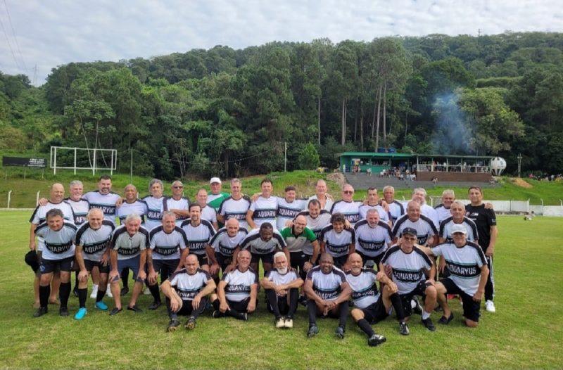 Em recente evento realizado no est&aacute;dio do Palmeiras, no Ro&ccedil;ado, em S&atilde;o Jos&eacute;, em comemora&ccedil;&atilde;o do Dia Do Trabalho,&nbsp; os ex-atletas, amigos e simpatizantes do Gr&ecirc;mio Esportivo Aquaryus, uma das equipes mais tradicionais da nossa regi&atilde;o, se reuniram para atuar em jogo beneficente e para relembrar os bons momentos vividos nesses 42 anos de funda&ccedil;&atilde;o do clube, no bairro de Barreiros. Foi um dia hist&oacute;rico. Em p&eacute;: Banha, Mico, Andr&eacute; (filho do Nazareno), Chocolate, Zez&eacute;, Herc&iacute;lio, Rinaldo, Borba, Juli&atilde;o, Aroldo, Boca, Udo, Joel, Correa, Julinho, Batata, Cacau e Faraco. Agachados: Val&eacute;rio, Maur&iacute;cio, Laucir, Marquinho Feij&atilde;o, Beto, Pedrinho, Barata, Fernando, Biquinha, Luizinho, &Aacute;ureo, Aguinaldo e Orinho.&nbsp; Sentados: Marcelo, Mizinho, Chico, Fio, Deco, Renato e Aldori – Foto: Aquaryus/divulga&ccedil;&atilde;o/ND