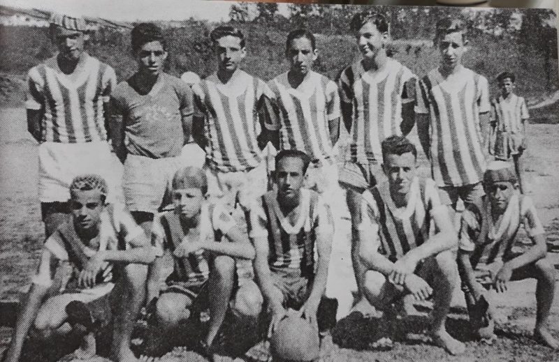 O &Iacute;ris FC, fundado no 4 de setembro de 1938, tinha a sua sede &agrave; rua Cruz e Souza, no centro de Florian&oacute;polis. Segundo o hist&oacute;riador Maury Dal Grande Borges, autor do livro Santa Catarina: Um S&eacute;culo de Futebol, depois da dupla Ava&iacute; e Figueirense, o &Iacute;ris FC&nbsp; era o time que mais levava torcedores em seus jogos para o saudoso est&aacute;dio Adolfo Konder nos Campeonatos Citadinos dos anos 1930, 1940 e 1950. Em p&eacute;: Orivaldo, T&eacute;rcio, Toninho, Amauri, Lico e Rubens. Agachados: Maurity, Pedro, Lili, Chico e Taziho. – Foto: (Acervo Maury Dal Grande Borges/Arquivo ND)