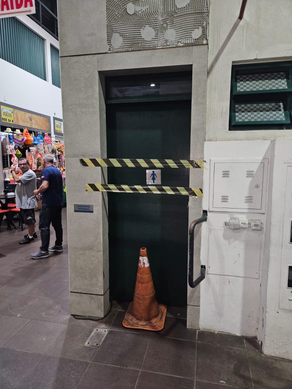 Banheiros interditados – Foto: Divulga&ccedil;&atilde;o/ND