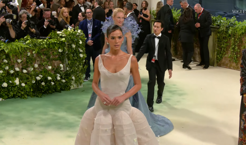 Bruna Marquezine foi pela primeira vez ao Met Gala usando um vestido bege-claro de Tory Burch – Foto: Reprodu&ccedil;&atilde;o/ Vogue live/ND
