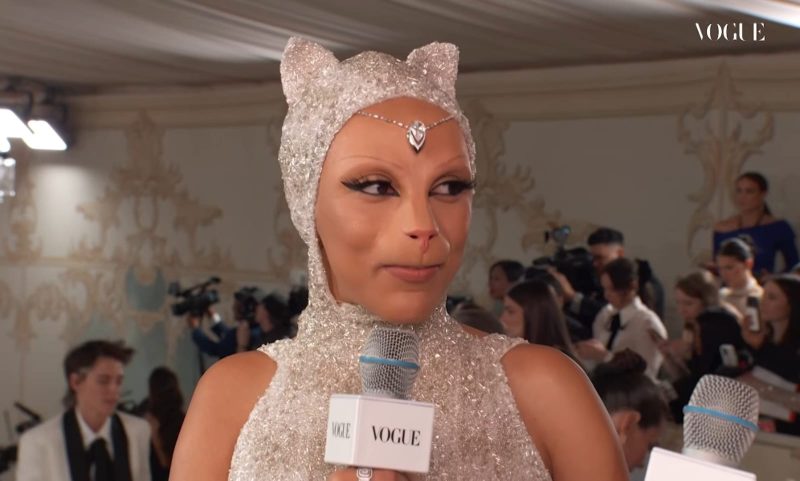 Doja Cata, com seu traje de gato, foi uma das celebridades mais comentadas do Met Gala de 2023 – Foto: Reprodu&ccedil;&atilde;o/Vogue live/ND