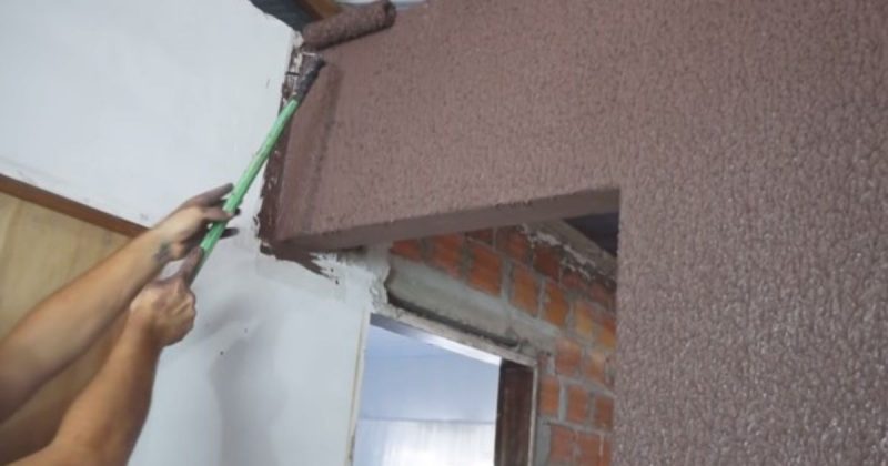 Passo a passo ensina a criar efeito textura na parede – Foto: Reprodu&ccedil;&atilde;o/YouTube/ND