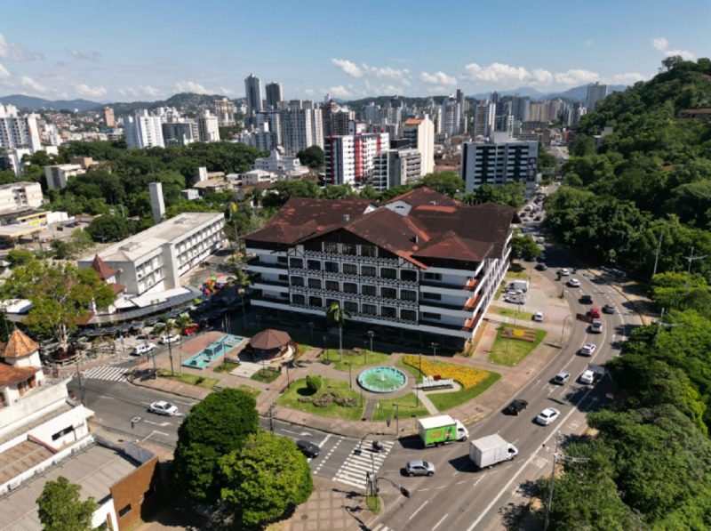 Prefeitura de Blumenau vista do alto durante o dia 