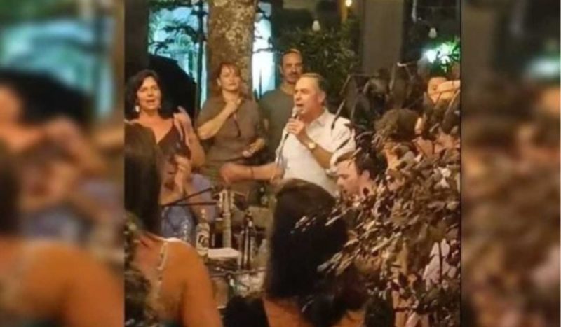 Ministro do STF Luís Roberto Barroso cantando samba-enredo "É hoje o dia da alegria"