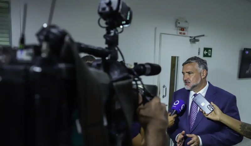 Ministro da Comunica&ccedil;&atilde;o, Paulo Pimenta afirma que decis&atilde;o sair&aacute; na tarde desta sexta-feira – Foto: Jo&eacute;dson Alves/Ag&ecirc;ncia Brasil/Reprodu&ccedil;&atilde;o/ND