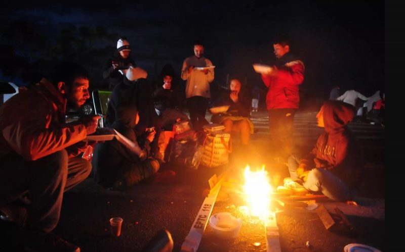 Moradores desabrigados fazem fogueira para fugir de frio brutal de 1°C no RS