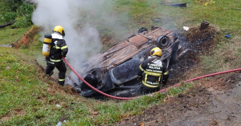 Corpo de Bombeiros encontra uma pessoa carbonizada no ve&iacute;culo&nbsp; – Foto: CBMSC / Divulga&ccedil;&atilde;o
