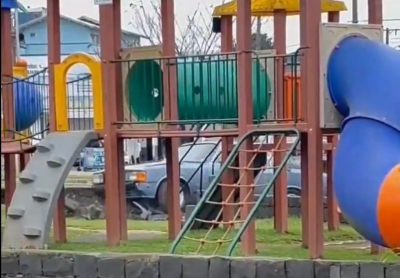 Motorista de Opala passou por canteiro e bateu em muro de parquinho – Foto: Reprodu&ccedil;&atilde;o/X