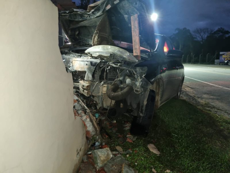 Motorista foi detido pela PM após colisão