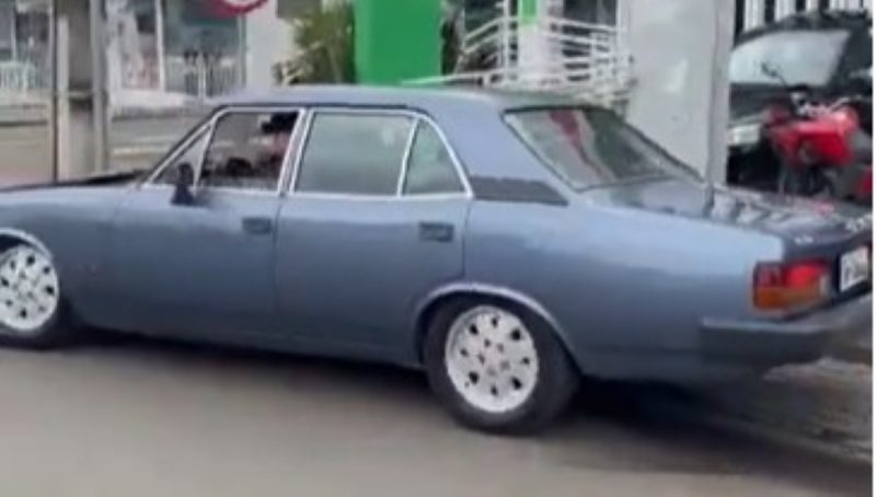 Motorista aparece dirigindo Opala e sai em velocidade para a rótula