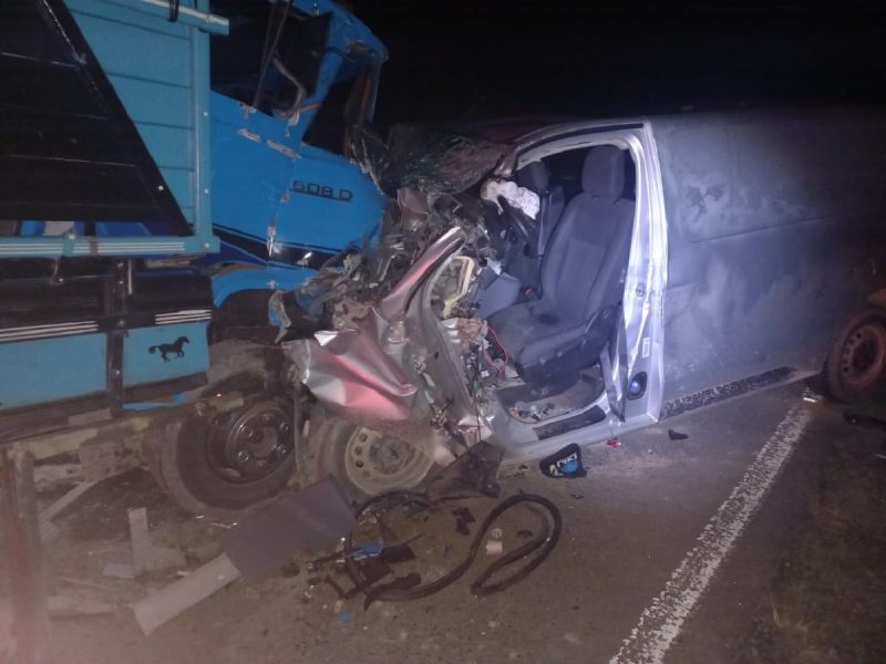 Van e caminh&atilde;o batem de frente e motoristas s&atilde;o encaminhados em estado grave ao hospital – Foto: Divulga&ccedil;&atilde;o/Reprodu&ccedil;&atilde;o/ND