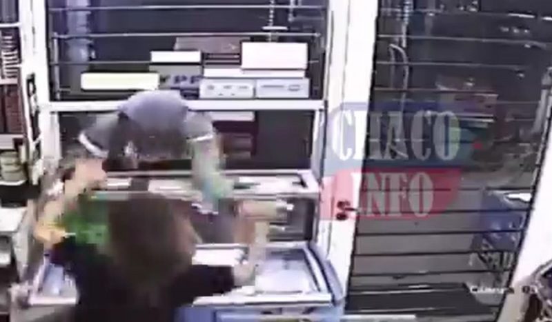 Vídeo mostra mulher espantar assaltante com kickboxing