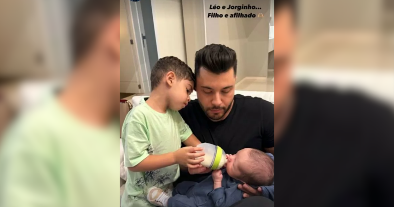 O cantor impressionou a web após compartilhar a foto do seu filho Léo com o afilhado