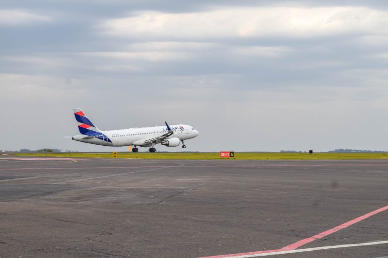 Avião decolando no aeroporto de Chapecó Serafim Enoss Bertaso